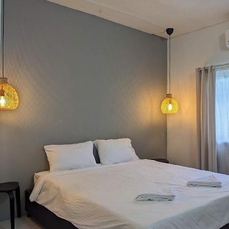 V At Panus Hotell Phanat Nikhom Exteriör bild