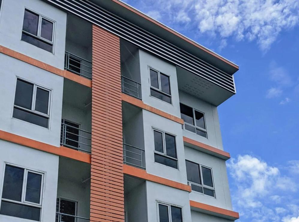 V At Panus Hotell Phanat Nikhom Exteriör bild