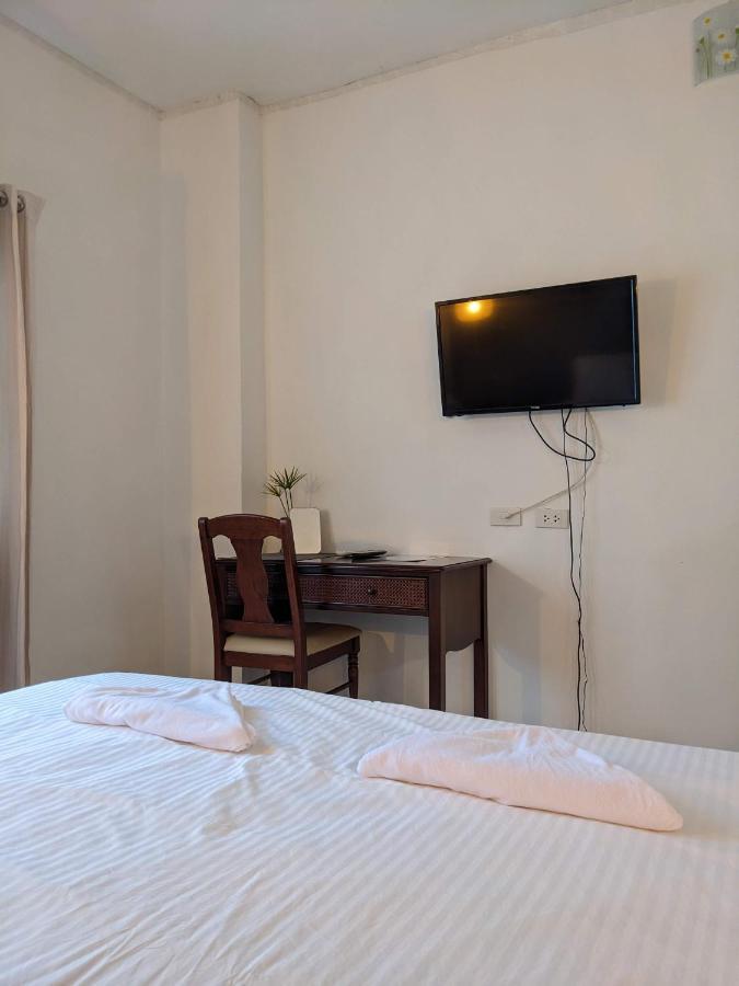 V At Panus Hotell Phanat Nikhom Exteriör bild